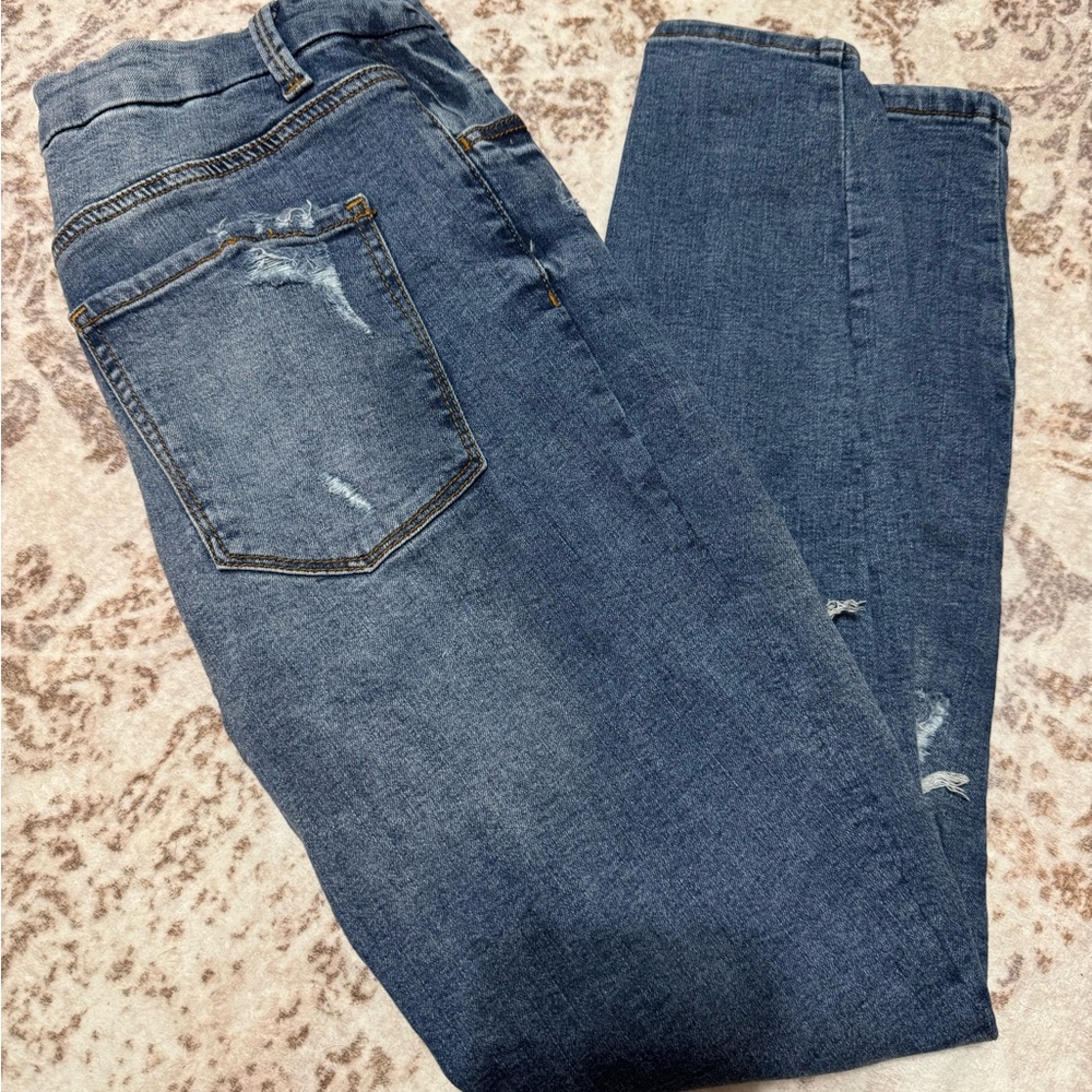 No Boundaries Relaxed Fit Distressed Blue Jeans